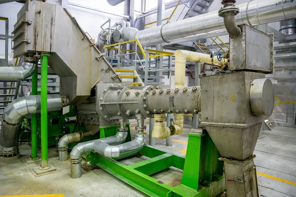 Dentro de la moderna fábrica química. Equipos industriales, cables y — Foto de Stock