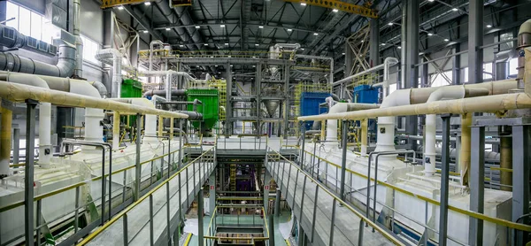 Modern kimya fabrikasının içinde. Termoplastik üretim hattı. Ben...