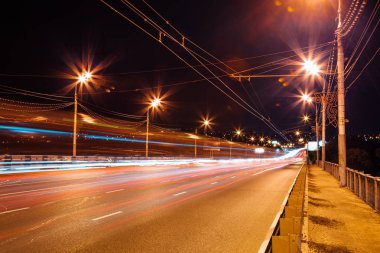 Köprüde trafik ışığı izleri var. Gece Voronezh