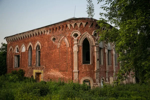 Alte verlassene Villa von Postnikov im gotischen Stil. sasowo, ryas — Stockfoto