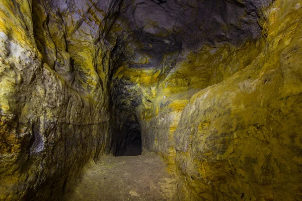 Cueva de arenisca artificial. Monasterio de la cueva. Residencia abandonada de se — Foto de Stock