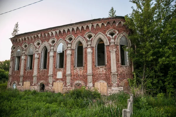 Antico palazzo abbandonato di Postnikov in stile gotico. Sasovo, Ryaz — Foto Stock