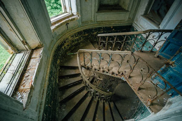 Blick von oben auf eine rostig dekorierte Treppe — Stockfoto