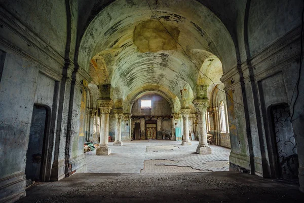 Interior da igreja abandonada — Fotografia de Stock