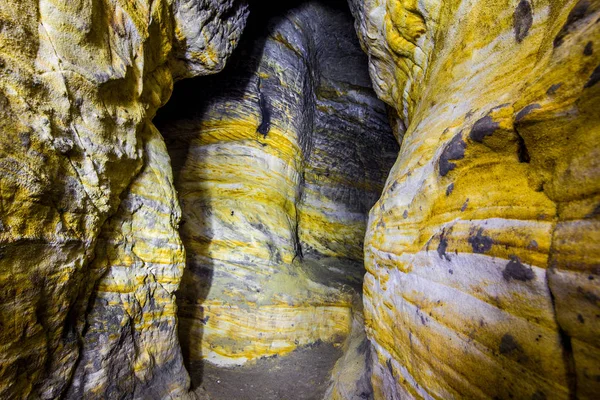 Caverna de arenito artificial. Mosteiro das cavernas. Morada abandonada de se — Fotografia de Stock