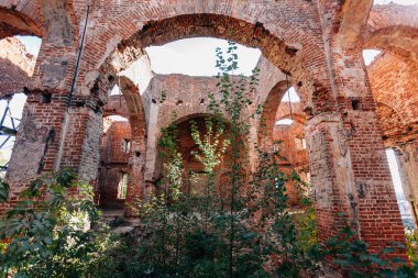 Kırmızı tuğla kilisenin harabeleri.