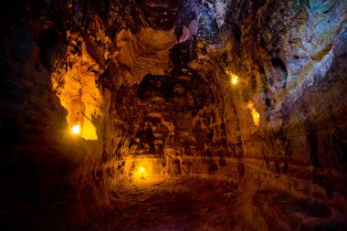 Yapay kumtaşı mağarası. Mağara manastırı. Terk edilmiş ev