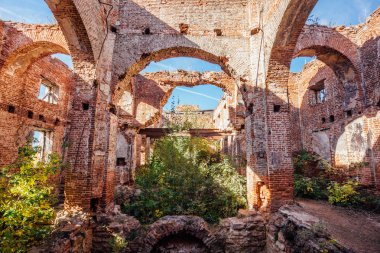 Kırmızı tuğla kilisenin harabeleri.