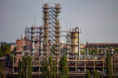 Kimya fabrikası. Düzeltme kuleleri. Gaz ayırma ünitesi