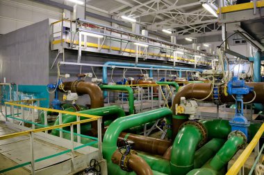 Modern endüstriyel atık suyun içindeki borular ve kanalizasyon pompaları