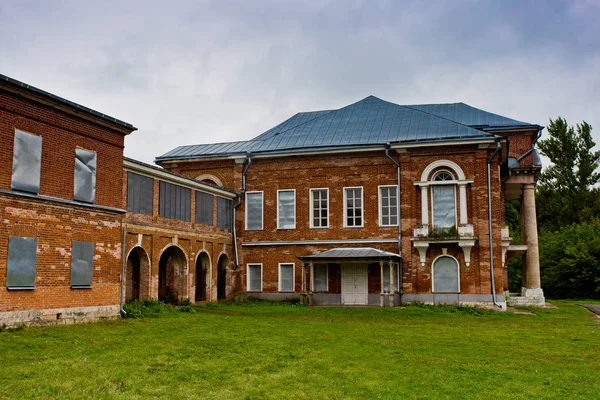Verlassene und verwilderte ehemalige Nechaev-Villa in Polibino vil — Stockfoto