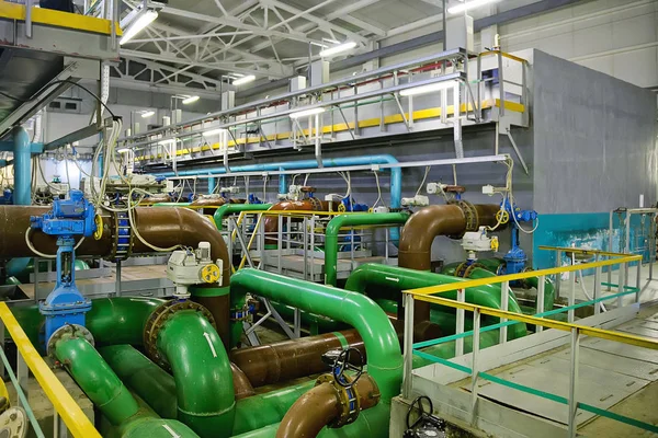 Tubos e bombas de esgoto dentro do tratamento moderno de águas residuais industriais — Fotografia de Stock