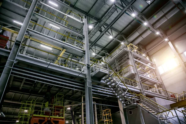 Dentro de la moderna línea de producción de fábrica química. Equipamiento industrial — Foto de Stock