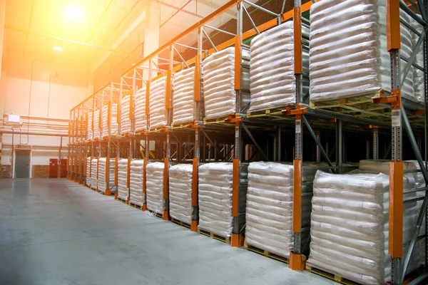 Almacén de Hangar con filas de estantes con ba de polietileno blanco — Foto de Stock