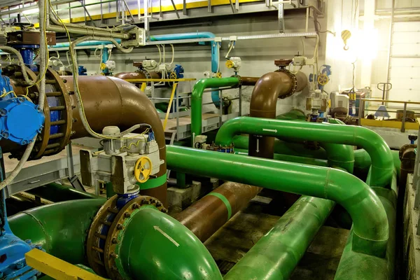 Tubos y bombas de aguas residuales dentro de tratamiento de aguas residuales industriales modernas — Foto de Stock