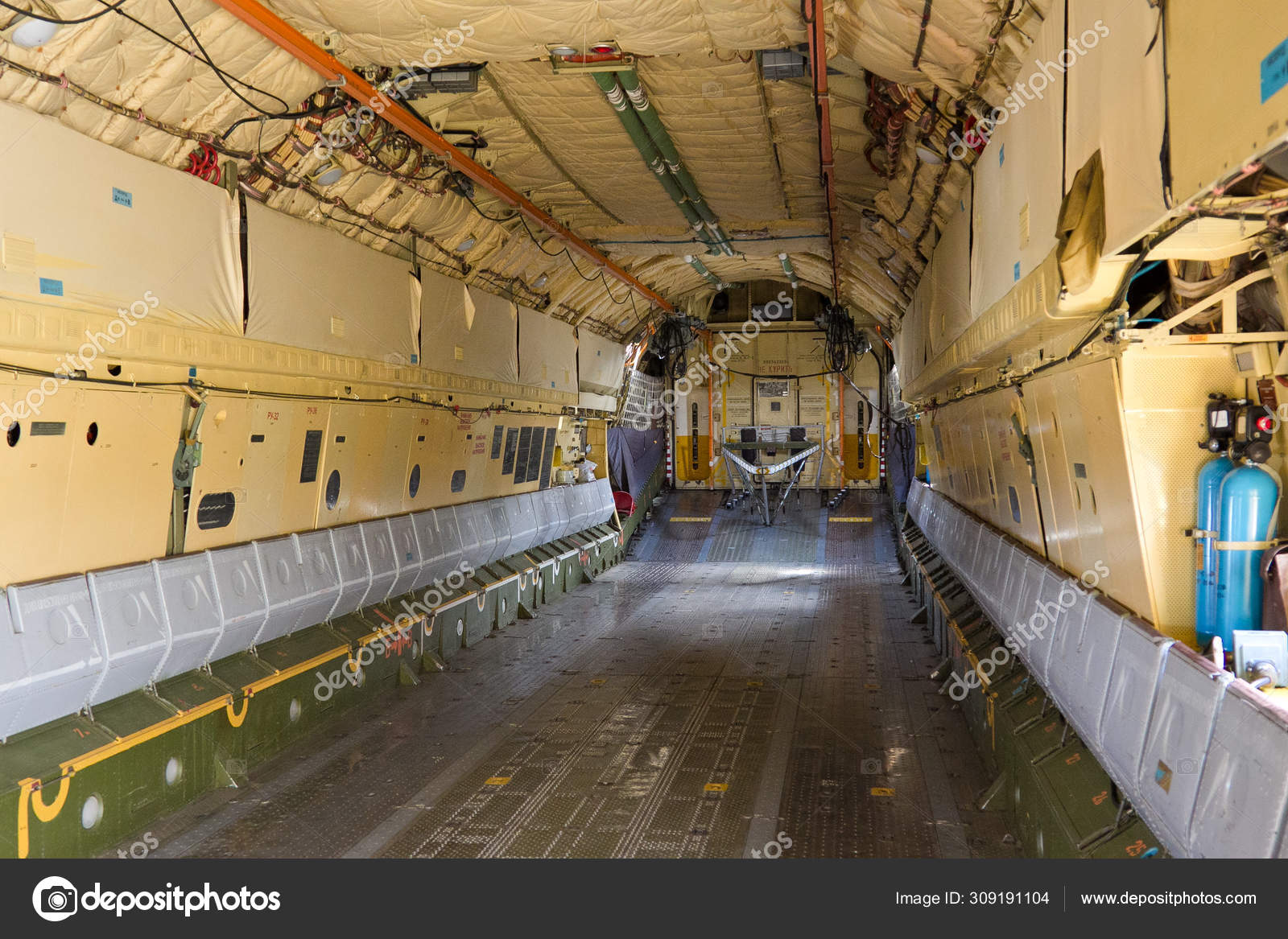 C130j ил76. Ан-26 грузовая кабина. Грузовой отсек а320. Boeing 737-800 багажный отсек. C 130h hercules грузовая кабина.