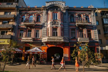 Samara, Rusya - 06 Ağustos 2016: İnsanlar güzel bir şekilde yürüyor