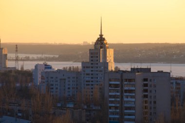 İyi akşamlar Voronezh. Gün batımı. Kulesi ve kulesi olan ev