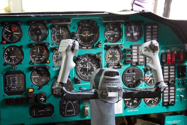 Voronezh, russland - 28. August 2013: Frachtflugzeug il-76m cockpi — Stockfoto