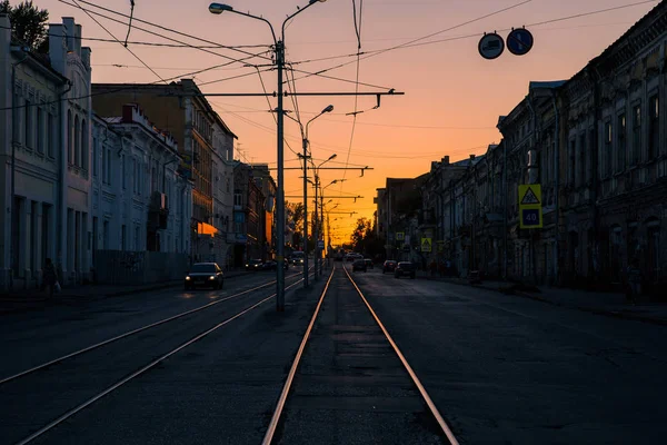 Bíbor naplemente a Samara utcában, régi történelmi épületek, villamos — Stock Fotó