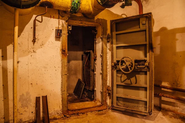 Antigua puerta hermética oxidada con válvula de refugio antiaéreo soviético — Foto de Stock