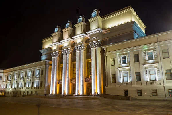 由Kuibishev在夜间命名的萨马拉州立歌剧院 — 图库照片