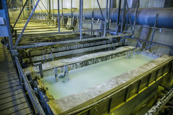 Galvanizado en recipientes de ácido de grabado en taller galvánico — Foto de Stock