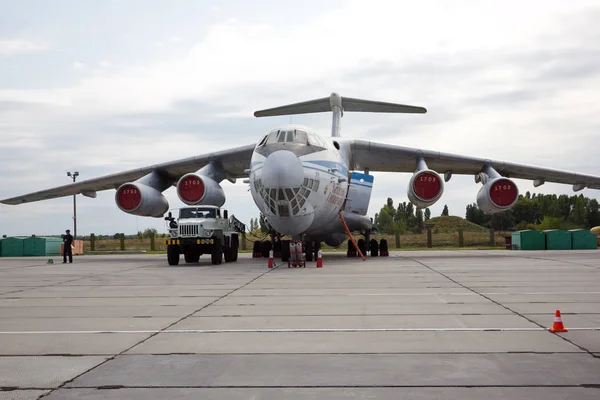 Voroněž, Rusko - 28. srpna 2013: Nákladní letadlo II-76m — Stock fotografie