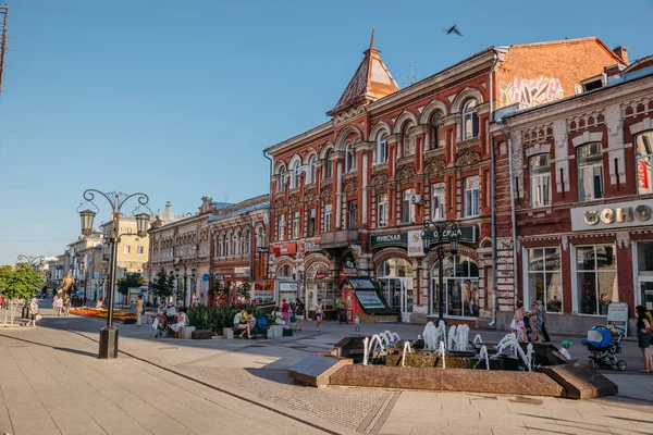 萨马拉，俄罗斯- 2016年8月10日：中央人行街列尼 — 图库照片