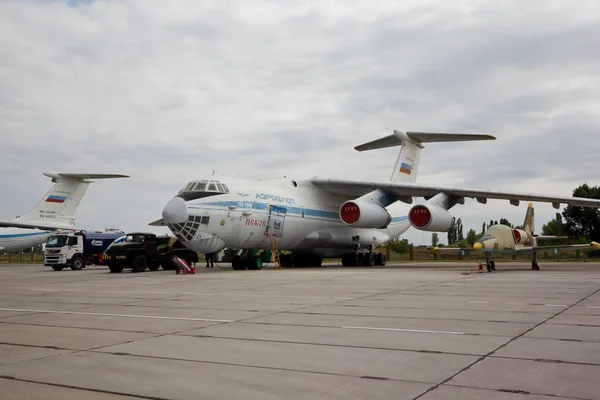 Voroněž, Rusko - 28. srpna 2013: Nákladní letadlo II-76m — Stock fotografie