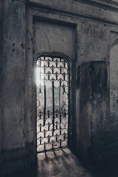 Дверний отвір з іржавою різьбленою решіткою в старій покинутій ч — стокове фото