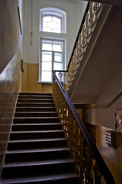 Interior oscuro escalera vintage en el edificio viejo, escalera con forg — Foto de Stock