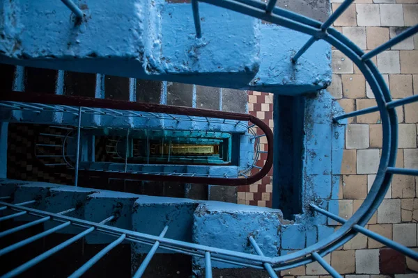Vista superior da escada de um edifício de vários andares . — Fotografia de Stock