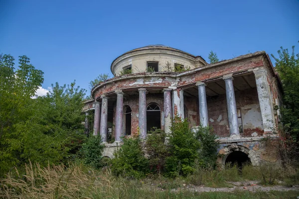 Ruínas abandonadas da mansão de Earl Voeikov, Região de Penza — Fotografia de Stock