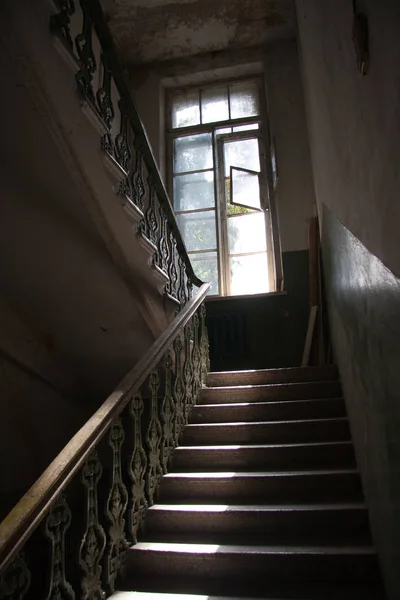 오래 된 건물 내부의 어두운 빈티지 계단, 포그와 함께 계단 — 스톡 사진