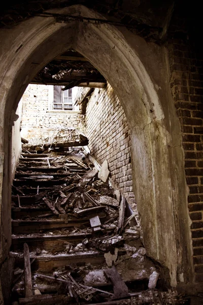 Trap een verlaten kasteel in gotische stijl — Stockfoto