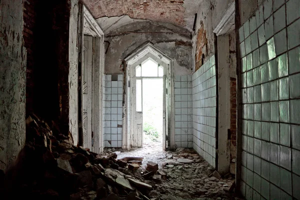 Oude rotte deuropening van een verlaten herenhuis van Khvostov in gothi — Stockfoto