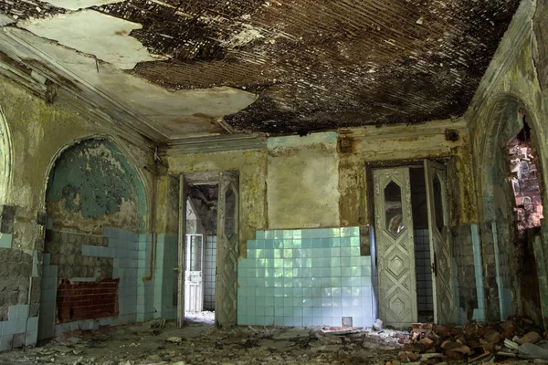 Alte morsche Tür einer verlassenen Villa von Chwostow in der Gotik — Stockfoto