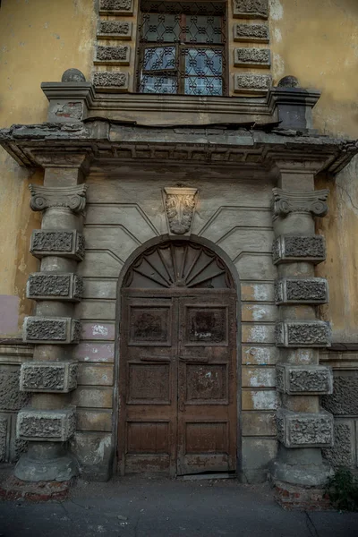 고대 맨 션의 오래 된 고전적 인 목조문은 폐쇄 — 스톡 사진