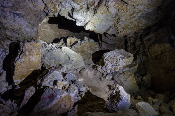 Colapso de rocas en una mina de piedra caliza abandonada —  Fotos de Stock