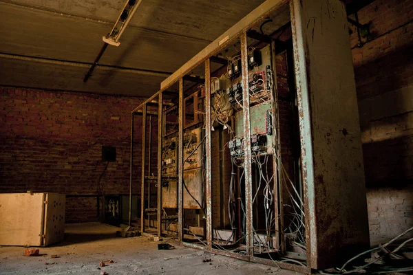 Zerbrochene Schaltschränke in verlassener Fabrik — Stockfoto