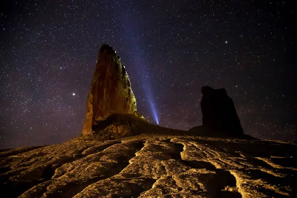 Rocas en el cañón del desierto de Boszhira en el fondo de la estrella — Foto de Stock