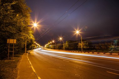 Voronezh caddesinde dönüş yolunda trafik ışığı izleri var.