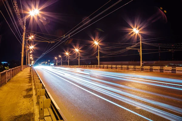 Trafikljusspår på bron vid Voronezh — Stockfoto
