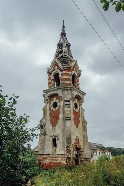 Gotik tarzda terk edilmiş güzel yıkılmış su kulesi. — Stok fotoğraf