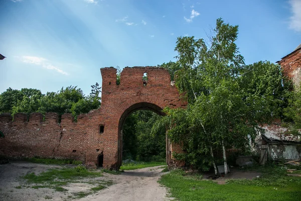 Puerta de entrada abandonada y cubierta de ladrillo rojo al antiguo Kikin Erm — Foto de Stock