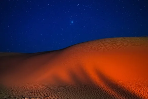 Barkhan dune, noite estrelada no deserto do Cazaquistão — Fotografia de Stock