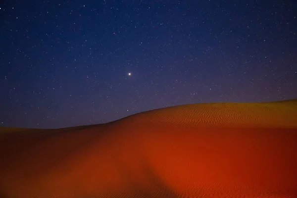 Barkhan dune, noite estrelada no deserto do Cazaquistão — Fotografia de Stock