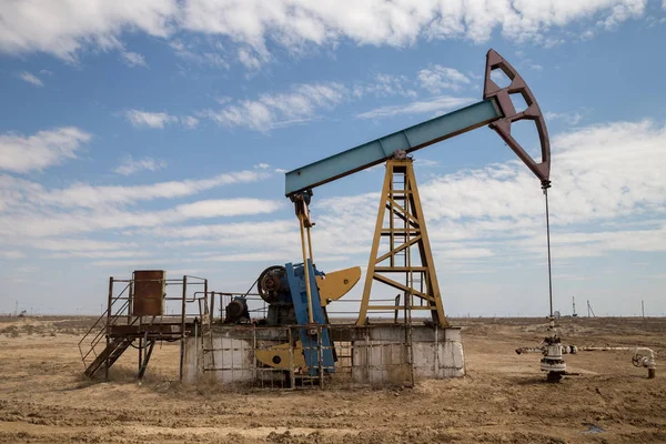 Batı Kazakistan çölünde çalışan petrol pompası — Stok fotoğraf