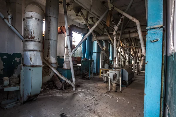 Oude verlaten silo lift met roestige apparatuur links in Eshera, — Stockfoto